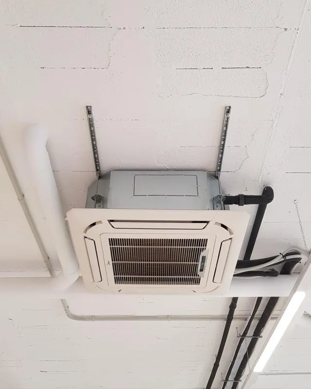 Cassette instalado en un techo