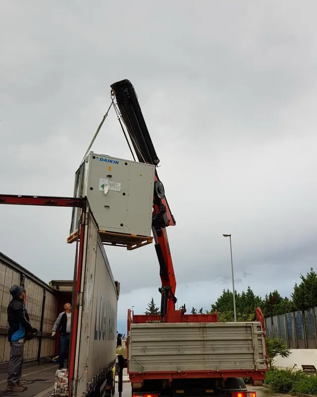 Descarga con grúa de una máquina Daikin