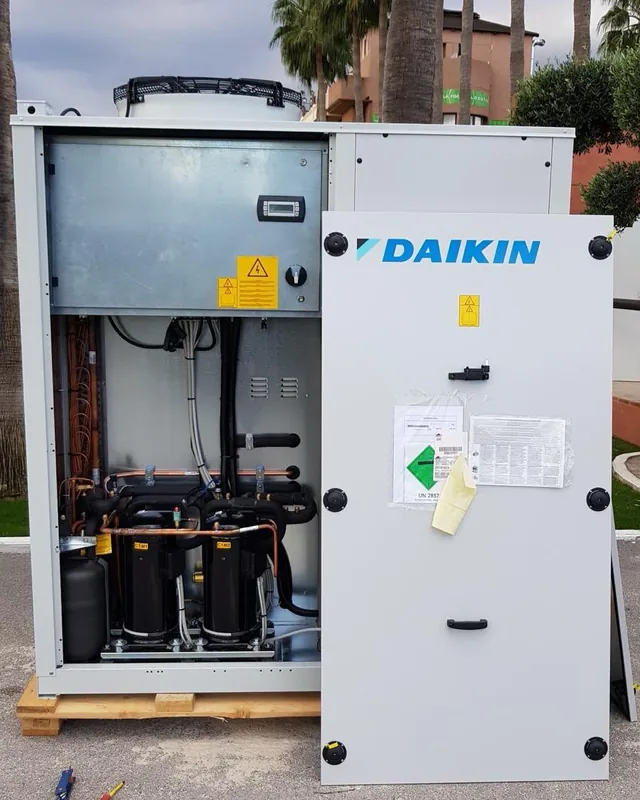 Equipo Daikin con el panel abierto