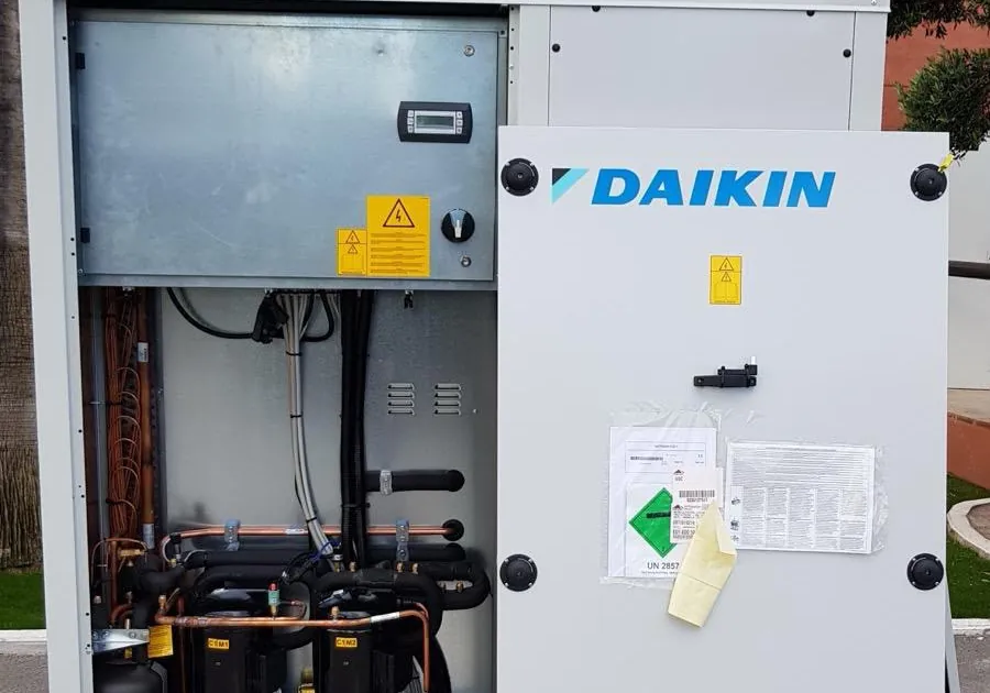 Equipo Daikin con el panel abierto