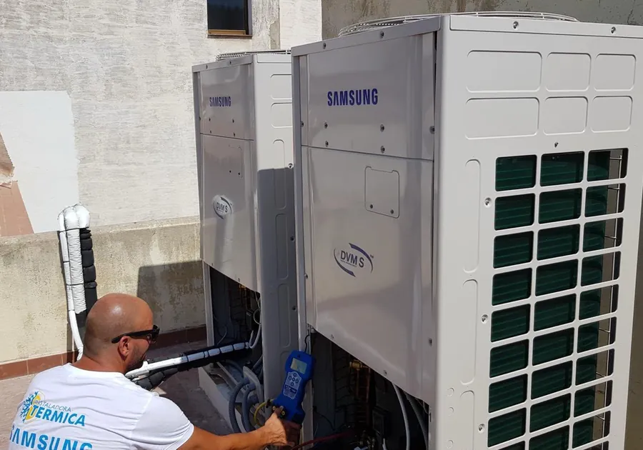 Técnico de Instaladora Térmica revisando dos unidades Samsung