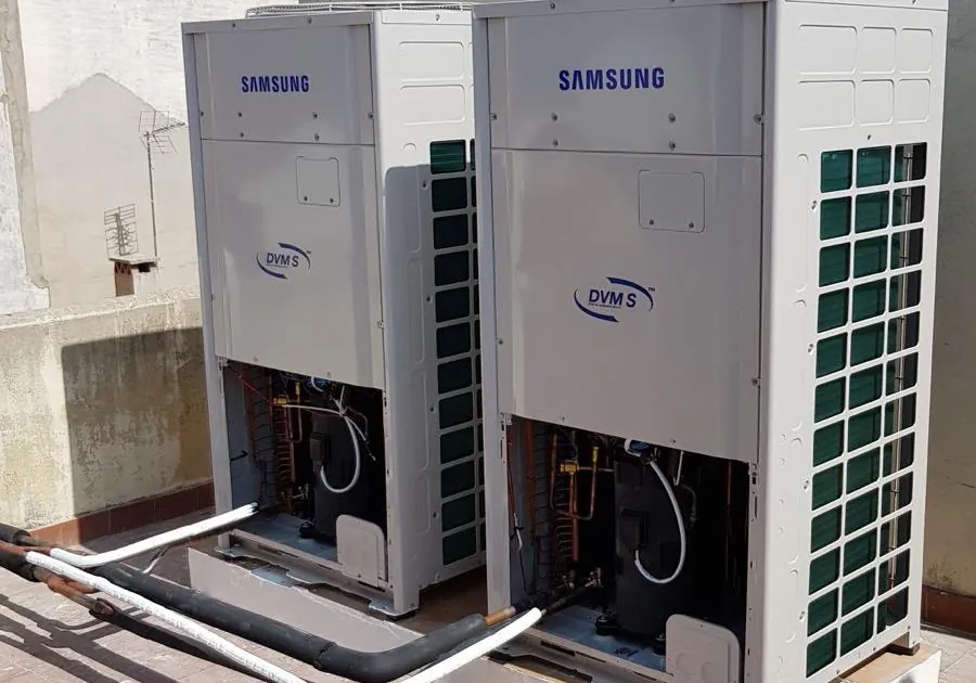 Dos unidades Samsung DVM S en una terraza