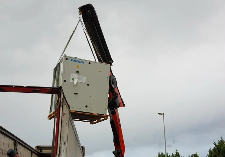 Descarga con grúa de una máquina Daikin